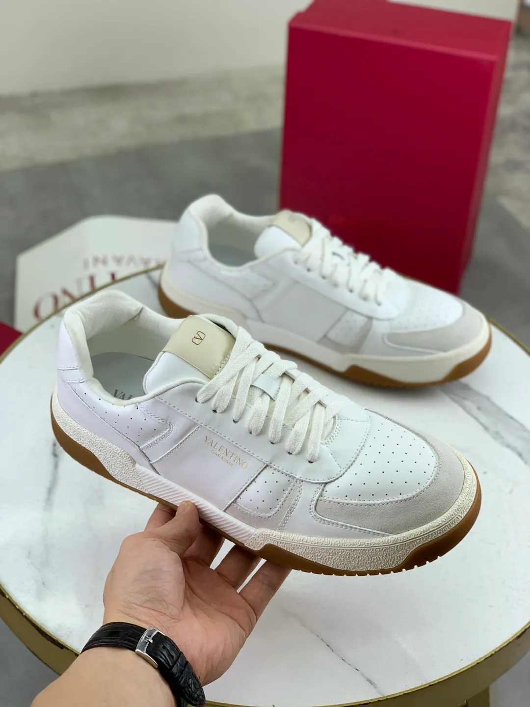 Men's men's shoes 💰P660 new top version of Valentino couple's bread shoes! Valentino Joie de Jouer series Velcro thick sole bread shoes couple style casual sports shoes white shoes original purchase development and production Joie de Jouer series simple style without losing style. The pure white base is paired with fresh green and soft beige, and the unique Velcro design highlights your personality. Every detail tells fashion and quality, wear it, take a confident step, and start the trend journey ✔️Fabric: Original customized imported first-layer cowhide ✔️Inner lining: Original customized soft sheepskin lining ✔️Outsole: Original molded non-slip TPU material ✔️Sole thickness: 3.5CM ✔️Size: Women's 35-41 Men's 38-46 (38. Male, 41 female, 46 non-refundable